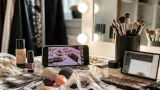 Reproduire le maquillage « grunge » de Lady Gaga dans Joker : Folie à Deux pour Halloween