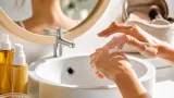SPF stacking : appliquer sa crème solaire en fines couches pour un teint plus lisse, préconise une dermatologue