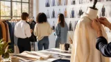 Phoebe Philo publie sans défiler : sa Collection F, vendue à partir de janvier 2027, confirme une autre façon de créer