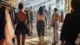 Pour le printemps-été 2027, la mode parisienne rallume les lumières du dancefloor