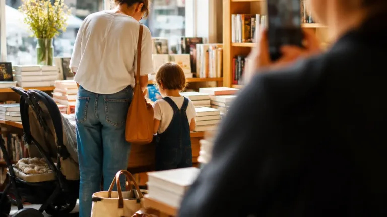 Marion Cotillard raconte l’intrusion d’une photo volée en librairie et l’impact sur sa vie privée